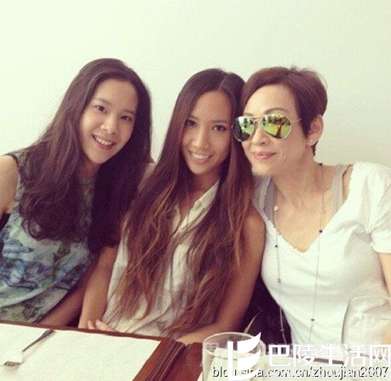 余安安与两个女儿合照