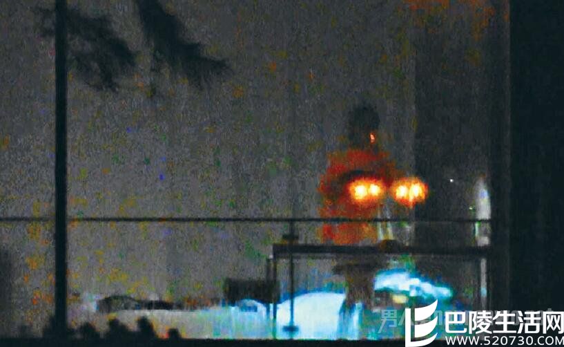 周柏豪女友白T晒腿 周柏豪女友白T晒腿