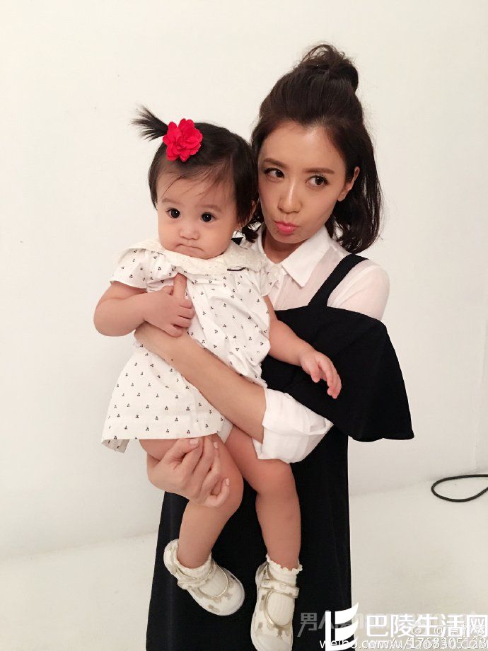 贾静雯与女儿咘咘