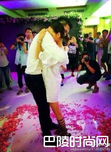 张嘉倪老公求婚现场照片