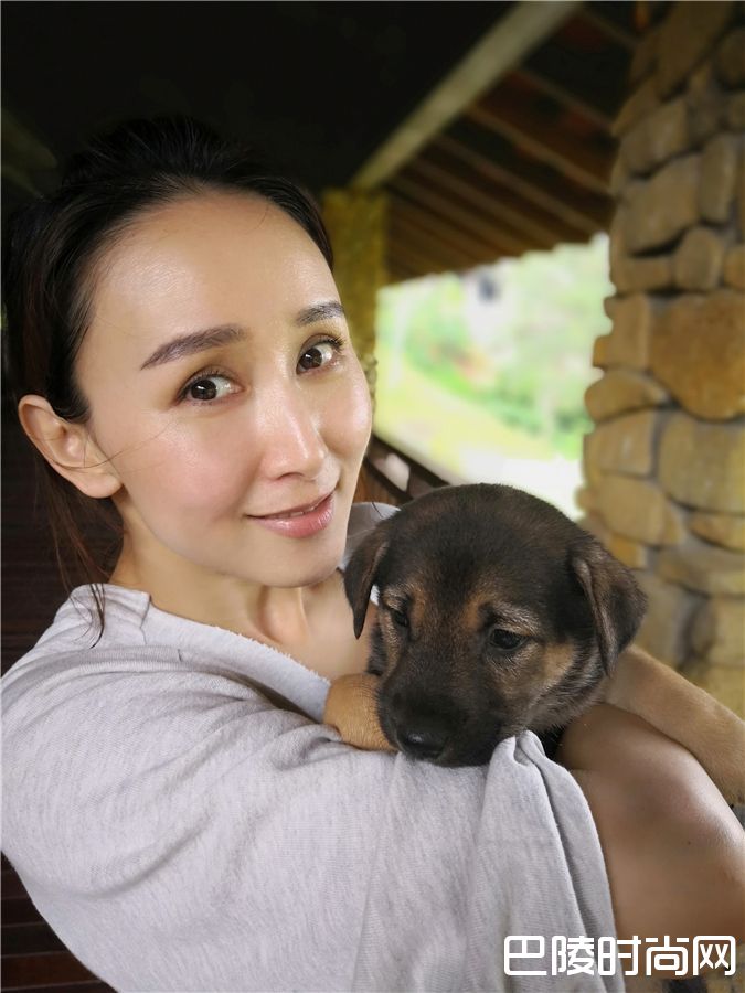 胡静抱着小奶狗照片
