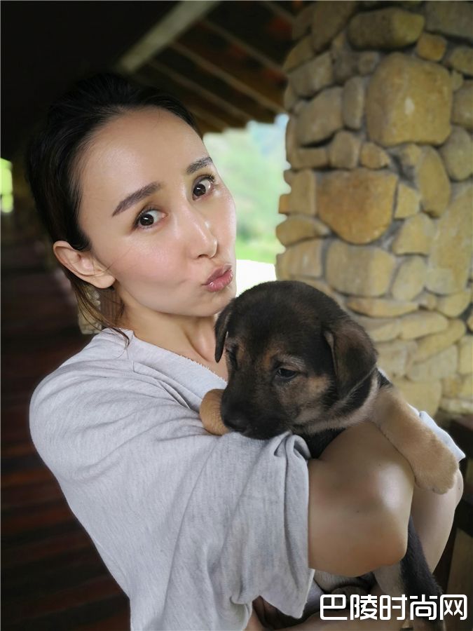 胡静与小狗照片