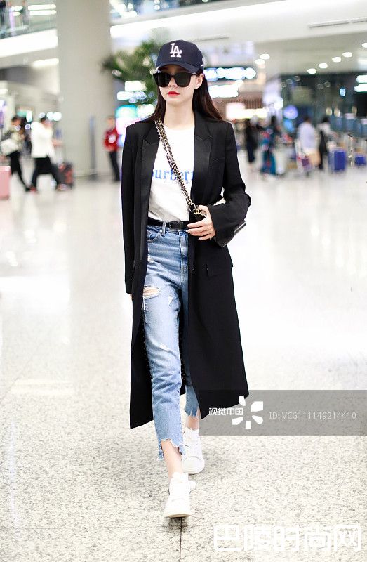 沈梦辰身穿潮牌照片