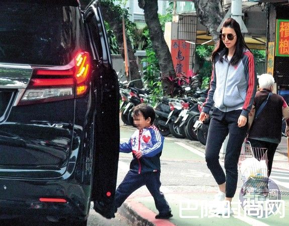钱帅君带孩子照片