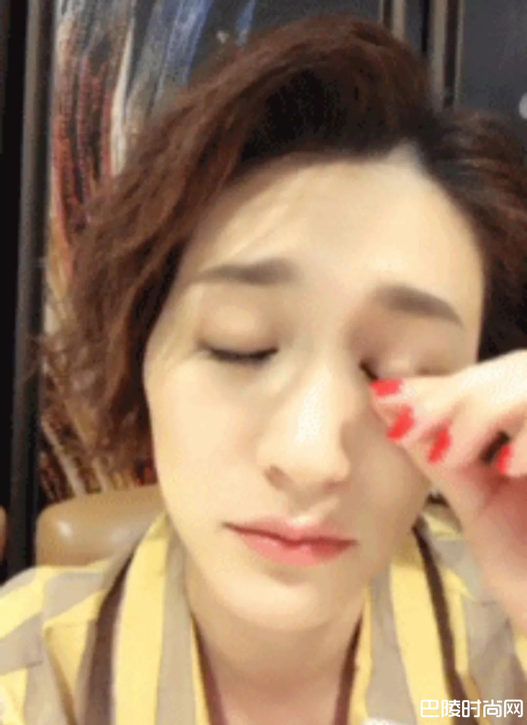 李小冉手撕睫毛照片