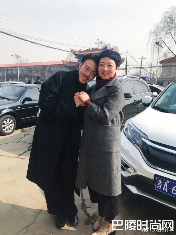 戏精牡丹与妈妈照片