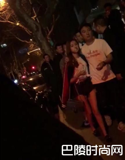 王思聪和新女友逛街照片