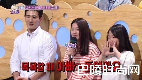 两姐妹与爸爸照片