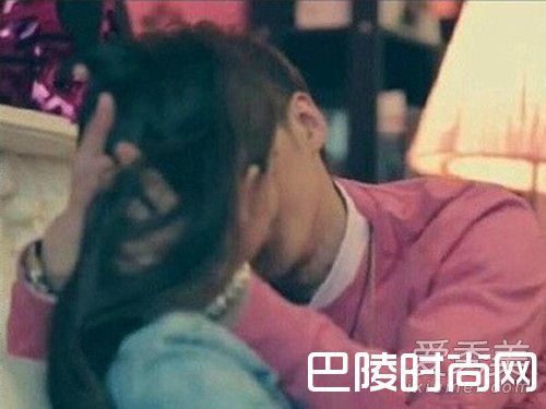 易烊千玺醉吻女友图片