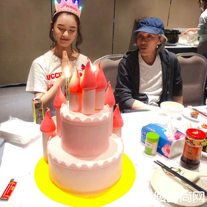 周星驰为林允过生日