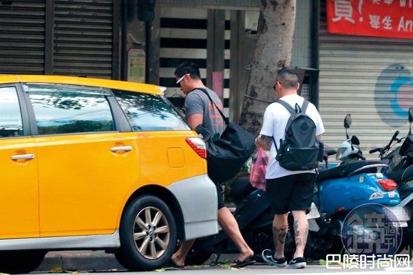 2017年张孝全被拍到跟男性友人身上大包小包一起进入家中，看似过着单身生活，但其实不然。