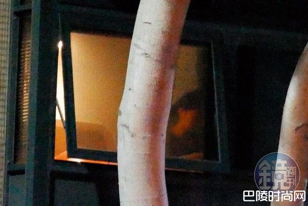 2016年12月21日18：56，根据2016年本刊拍到的画面，张孝全跟现在的老婆已经同居，当时的准张太太在他家帮忙晾衣服。