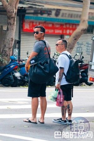 2017年，本刊曾拍到张孝全（左）在住家附近出没，但身边跟的是男性友人。