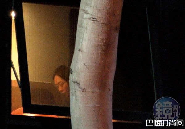 2016年12月21日18：58，根据2016年本刊拍到的画面，张孝全跟现在的老婆已经同居，当时的准张太太在他家帮忙晾衣服。