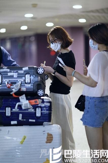 刘诗诗给粉丝签名