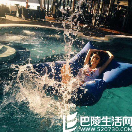 张俪性感湿身照