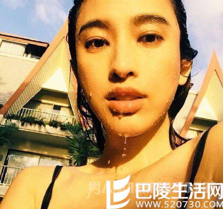 张俪比基尼自拍照