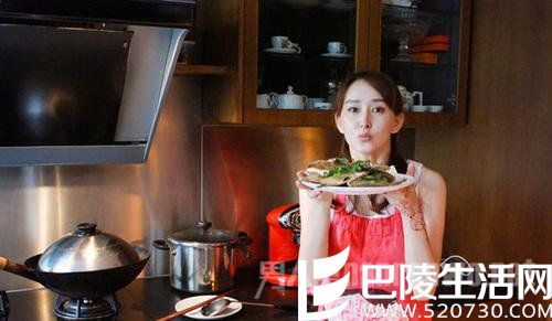 胡静在家中制作果汁和烹饪菜肴的美图