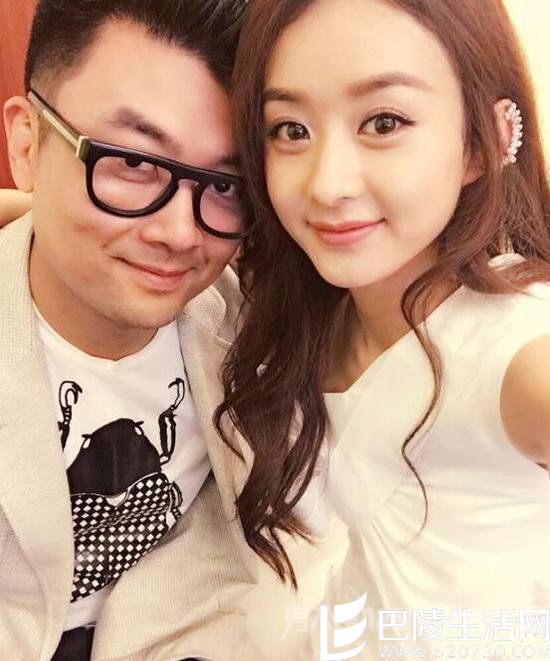 赵丽颖与经纪人合影