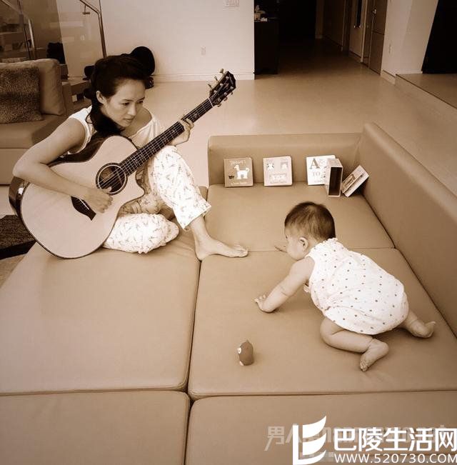 章子怡对着女儿弹吉他 章子怡对着女儿弹吉他