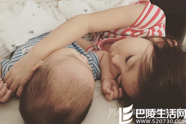 奥莉搂弟弟入睡