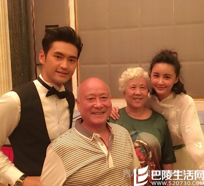 袁弘张歆艺与家人合照