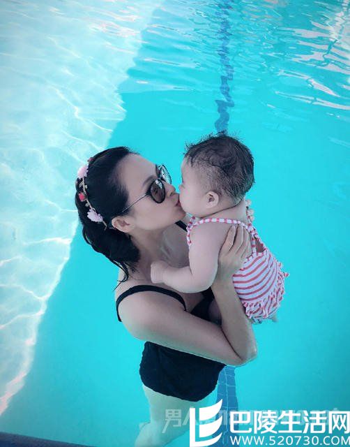 章子怡和醒醒贴面亲吻 章子怡和醒醒贴面亲吻