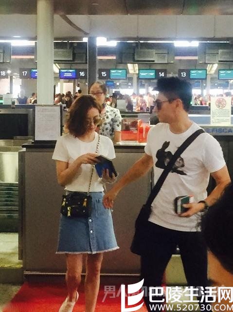 吴奇隆似在叮咛刘诗诗跟上