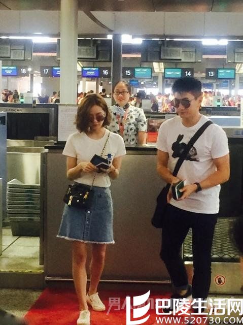 两人穿着低调的白T情侣装，一直黏在一起，十分恩爱