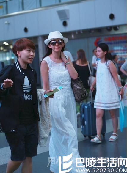 林志玲风波中现身机场   