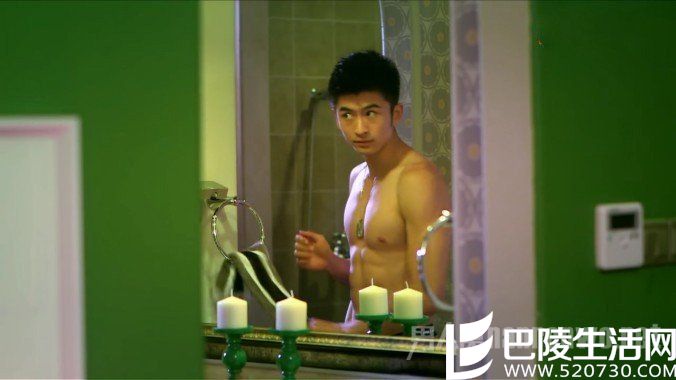 张云龙对镜秀身材