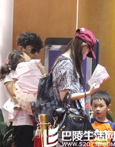 王宝强一家四口