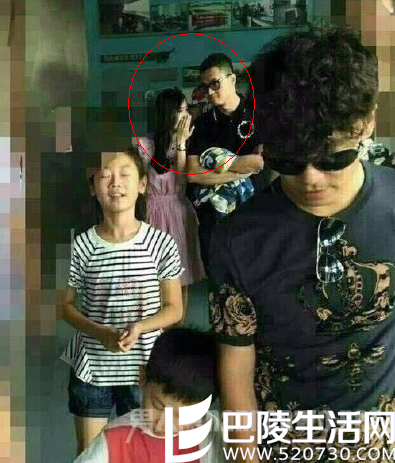 王宝强牵娃在前 马蓉宋喆咬耳朵