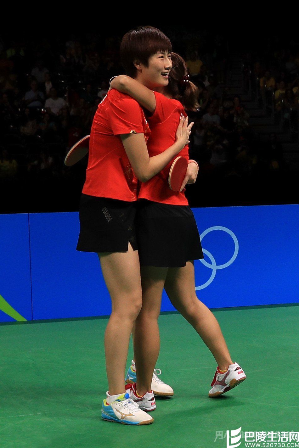 奥运丁宁和李晓霞拥抱