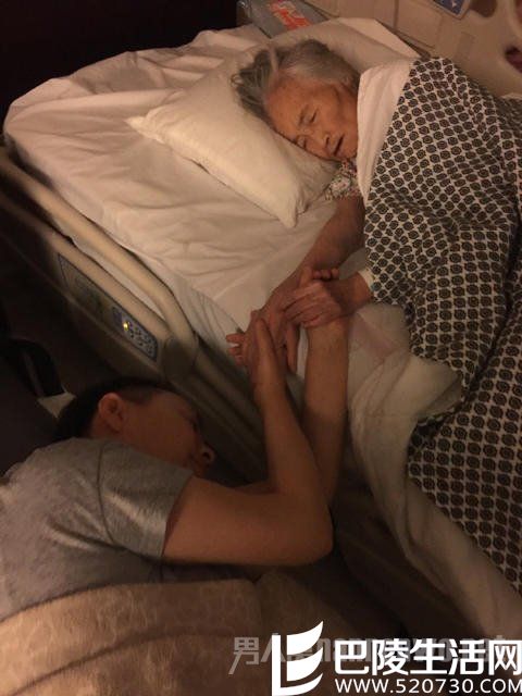 宋丹丹和生命垂危母亲牵手