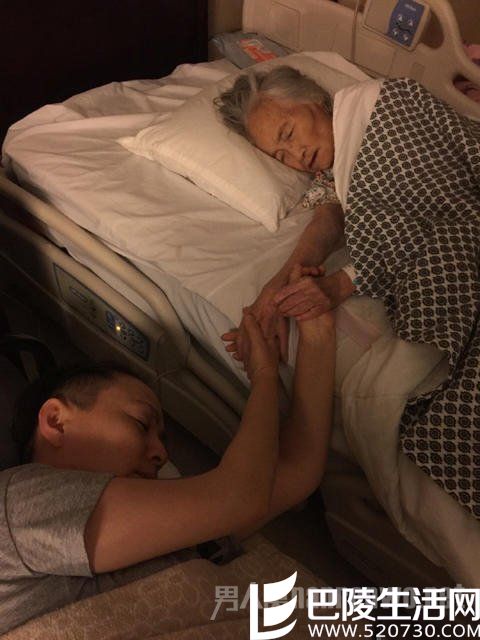 宋丹丹母亲牵手