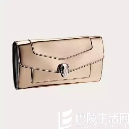 在微博中晒出的宝格丽包价值17300元