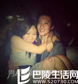 李云迪与女友昔日甜蜜合照