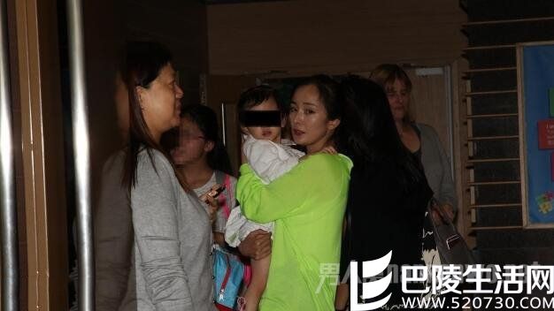 杨幂抱小糯米 杨幂抱小糯米