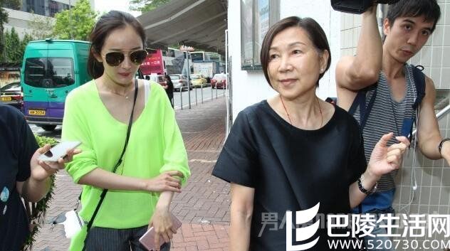 杨幂同婆婆接送女儿上下学 杨幂同婆婆接送女儿上下学