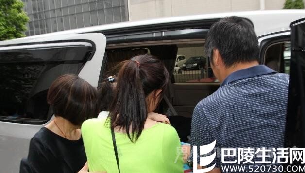 杨幂接送女儿小糯米上下学 杨幂接送女儿小糯米上下学