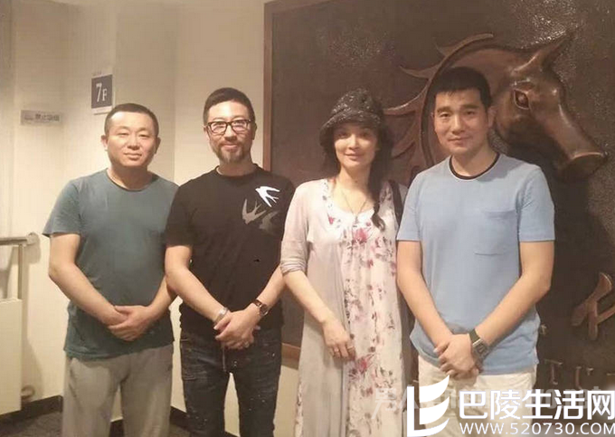 张纪中老婆和干儿子早前合照