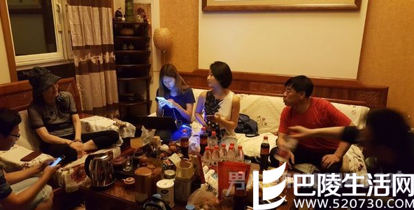 张纪中老婆和记者畅聊 张纪中老婆和记者畅聊