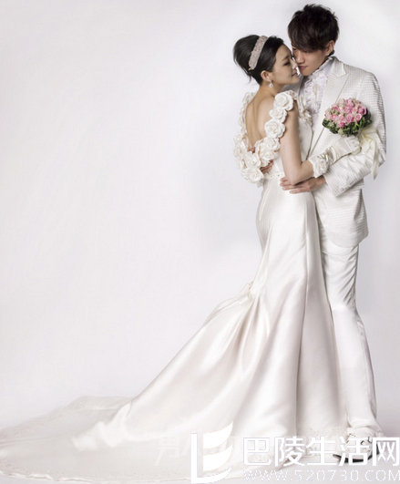 何润东大S婚纱照很甜蜜