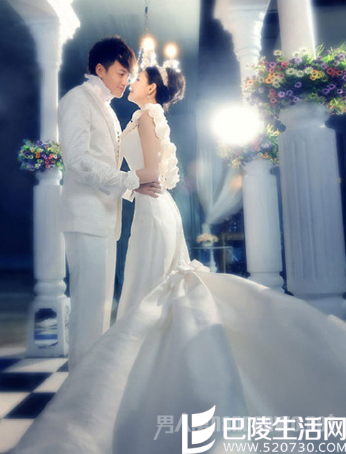 何润东大S婚纱照含情相视