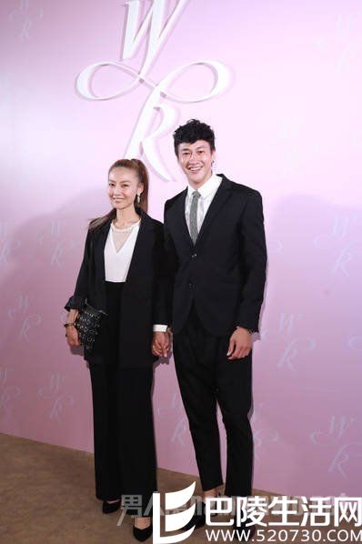 何润东携娇妻亮相穿黑色情侣装