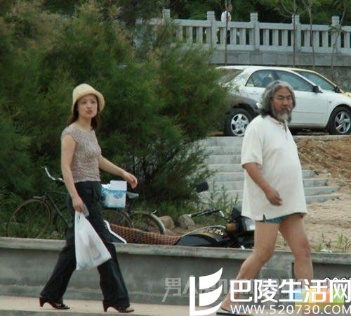 张纪中夫妇逛街