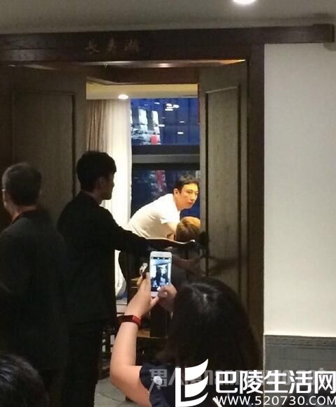 思聪李易峰吃火锅近照