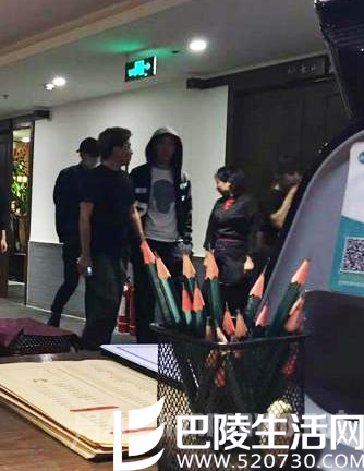 思聪李易峰吃火锅很亲密 思聪李易峰吃火锅很亲密