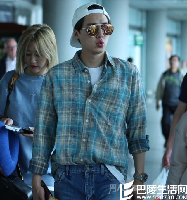 李易峰车祸后亮相心情好